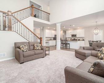 Beautiful Peaceful 3 Bedroom Home in Plainfield - Joliet - Living room