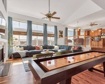 Centrally Located 5bd - Games, Bbq & Firepit Patio - Castle Rock - Living room