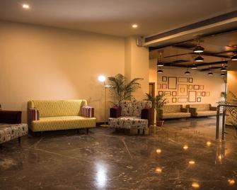 Cosmopolitan Hotel Indore - Indore - Lobby