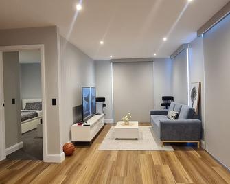 Bon Voyage - Werribee - Living room