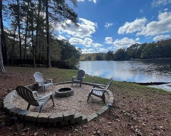 3bed/2bath Lake Front Home Available for Masters - Evans - Patio