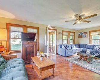 Pellston Farmhouse w/ Snowmobile Trail Access! - Pellston - Living room