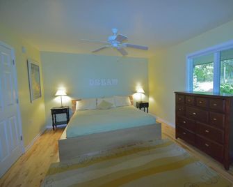 Charming & Bright Saugatuck/Douglas Getaway Condo In Ideal Location - Douglas - Bedroom