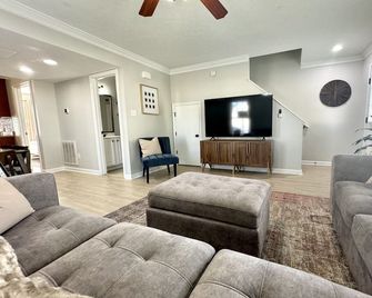 Liberty | Airport Haven: 4bed/3ba Townhouse W/Patio & Work Desk-Sleeps 10! Unbeatable Location! Off Wards Rd- Mins To Lu, Airport, Mall, Eateries & Trails. Luxurious Bedding. High-Speed Wifi. 3 Streaming Tvs. High-End Comfort Without The High Price! - Lynchburg - Wohnzimmer