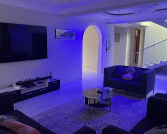 Coastal Retreat is situated just an 12minute drive to the Coast cape Castle - Cape Coast - Living room