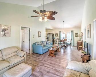 Oak Island Home with Yard Less Than 1 Mi to the Beach! - Oak Island - Living room