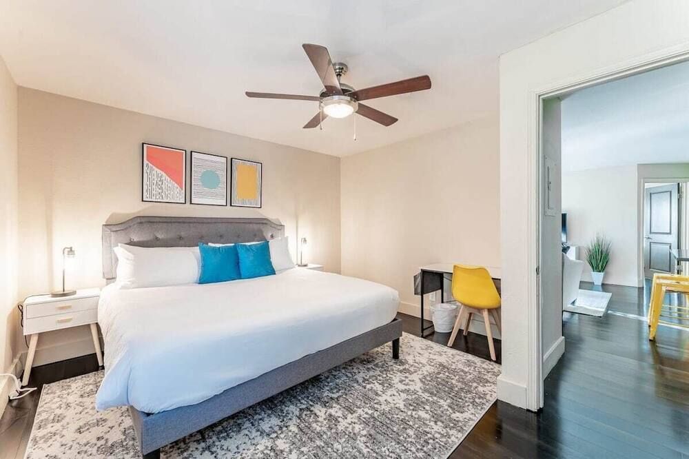Charming 2BR king beds suite next to Downtown - أوستن - غرفة نوم