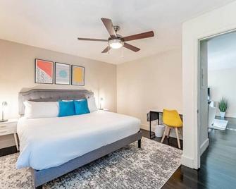 Charming 2BR king beds suite next to Downtown - أوستن - غرفة نوم