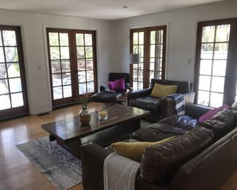 Topanga Deck House light spacious, amazing mountain views, huge deck under Oaks - Topanga - Living room
