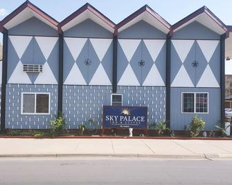Sky-Palace Inn Hutchinson-1 King Suite Ns - Hutchinson - Building