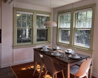 Newly renovated beach house in Fair Harbor, Fire Island. Ultrafast Verizon Fios. - Fire Island Pines - Dining room