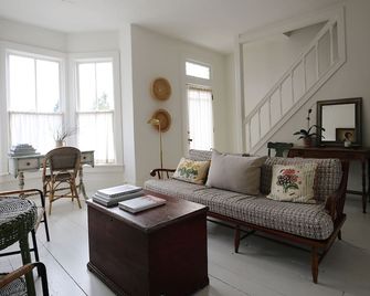 Downtown Charlevoix Boutique Cottage #1 - Charlevoix - Living room