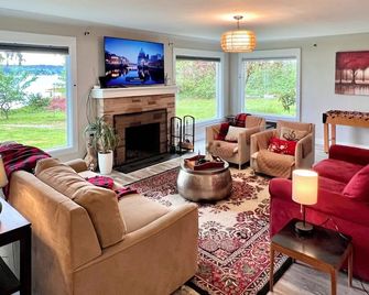 Eagle View Waterfront Retreat in Belfair, Hood Canal with King Beds, kayaks - Belfair - Sala de estar