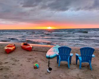 Lakefront Retreat: Escape To A Sandy Pet Friendly Private Lake Huron Beach! - East Tawas - Playa