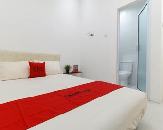 RedDoorz Plus @ Kapuk Business Park - ג'קרטה - חדר שינה
