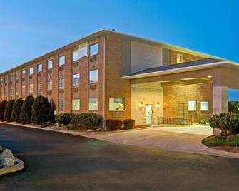 Super 8 by Wyndham Gurnee - Gurnee - Building