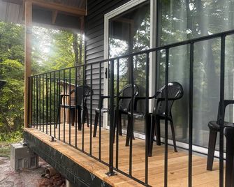 Off-Grid Glamping Escape House - reconnect with nature w/o giving up comfort. - Ticonderoga - Balcony