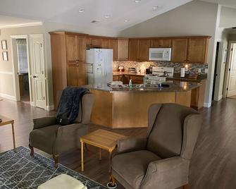 Cheerful 3 bedroom 2 1/2 bath private home with a pool - Taylors - Kitchen