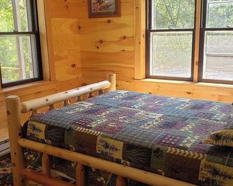 Beautifully renovated cabin near Blacklog Mountain\n - Mount Union - Bedroom