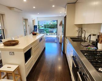 Grand Terrace with Secret Garden + Parking in Central Location - 4 Bedrooms - Sídney - Cocina
