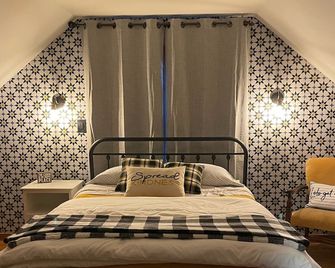 Cozy, spacious cabin. Great for fishing & snowmobiling! - Lakewood - Bedroom