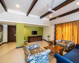 كانتري إن، بيمتال - نينيتال - غرفة معيشة