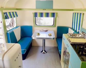Fun And Funky - Fully Restored Genuine 1940's Handmade Caravan - Great Barrier Island - Sala de estar