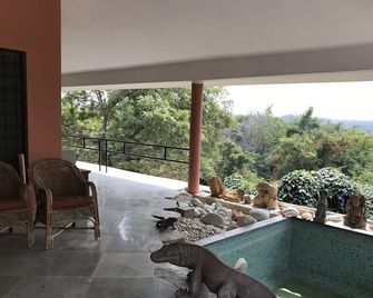 Beautiful Lake front Villa and property in nature - Pondicherry - Balcón