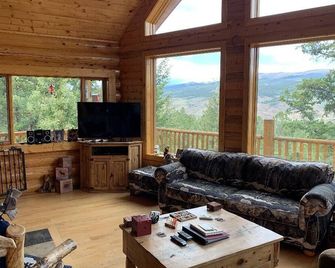Grinning Bear Lodge at Twin Lakes offers beautiful mountain views - Twin Lakes (Lake County) - Sala de estar