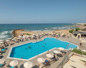 Themis Beach Hotel - הרקליון - בריכה