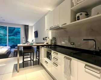 521-5 Stars Pool View Large Studio Paton - Patong - Küche