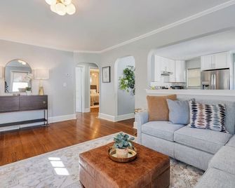 Sunset Cottage: Charming 2-bdrm house w/ king bed in WinstonSalem; great locatio - Winston-Salem - Living room
