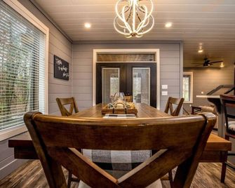 Dawn's Early Peak - Modern cabin w/ birds-eye view - Smithville - Dining room