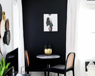 2 Bedroom Eclectic Apartment (The Copper Flat) with so much character! - Brantford - Eetruimte