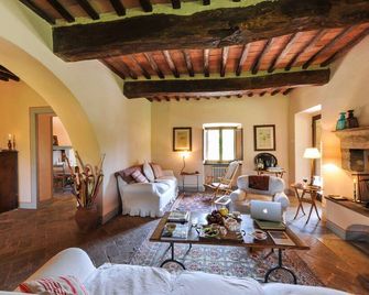 4-bedroom stonehouse with stunning pool in the Chianti countryside with WiFi, AC - Radda In Chianti - Phòng khách