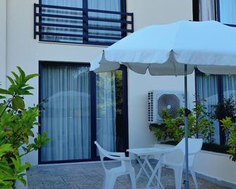 The Blue Wave Hotel - Himare - Patio