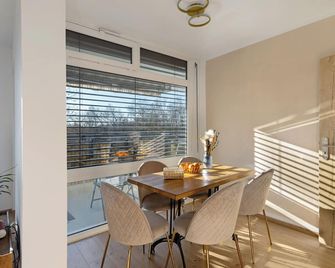 Privatzimmer beim Gastgeber - Düsseldorf - Dining room