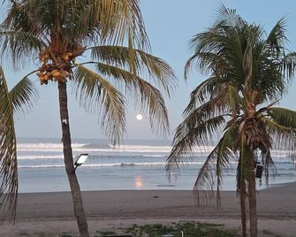 Spacious 5-bedroom Front beach house in Pochomil - Pochomil - Playa