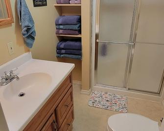 Immaculate, homey and perfectly located for your stay in downtown Ennis. - Ennis - Baño