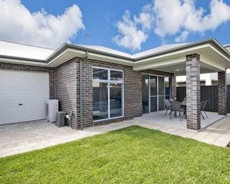 Tranquil Stay Klemzig 10 Min Cbd - Campbelltown - Building