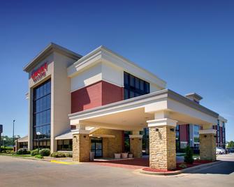 Drury Inn & Suites Greensboro - Greensboro - Κτίριο