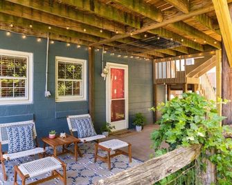 Historic Burlington Gem: Cozy Retreat with Outdoor Oasis - Burlington - Terasa