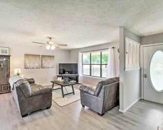 Charming Mountain Home Getaway with Gas Grill! - Mountain Home - Living room
