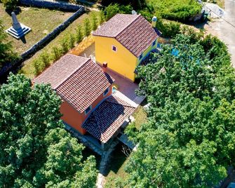 Holiday Homes Sunny Twins by Rent Istria - Grožnjan - Edificio