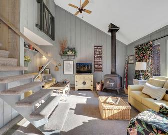 The Perfect Escape - Boyne City - Living room