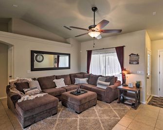 2 Mi to Beach Lake Havasu Gem with Pool and Spa! - Lake Havasu City - Living room
