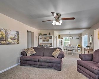 Home w/ Fenced Yard by 5 Mighty Nat'l Parks - Circleville - Living room
