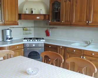 Emanuela Apartments are in a very good location in the middle of t - Drežnik Grad - Keuken
