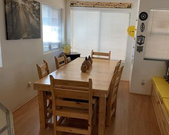 Cabin in The Pines.. Available 240v Tesla and EV charging. - Heber-Overgaard - Comedor