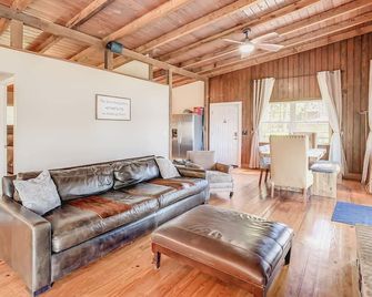 Kayaks/Spa/Pool/Firepit/Dog friendly Lakehouse Getaway!! - Dade City - Living room